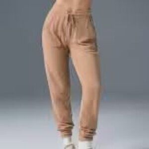 Alo Yoga Accolade Jogger in Toasted Almond tan brown sz MEDIUM